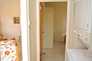 villa2-bedroom1-entrace-laundry-l